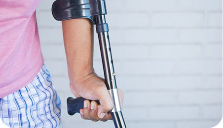 Persona usando muletas ortopédicas para apoyo tras una lesión