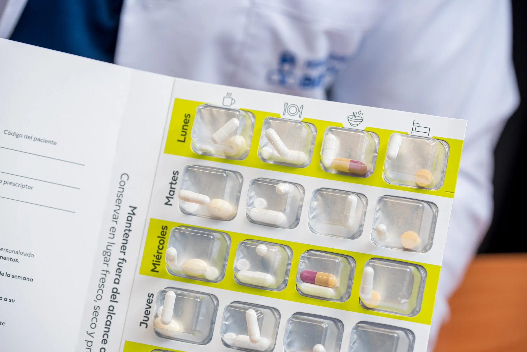 Blíster de medicamentos organizados por días de la semana en Clínica Bíblica