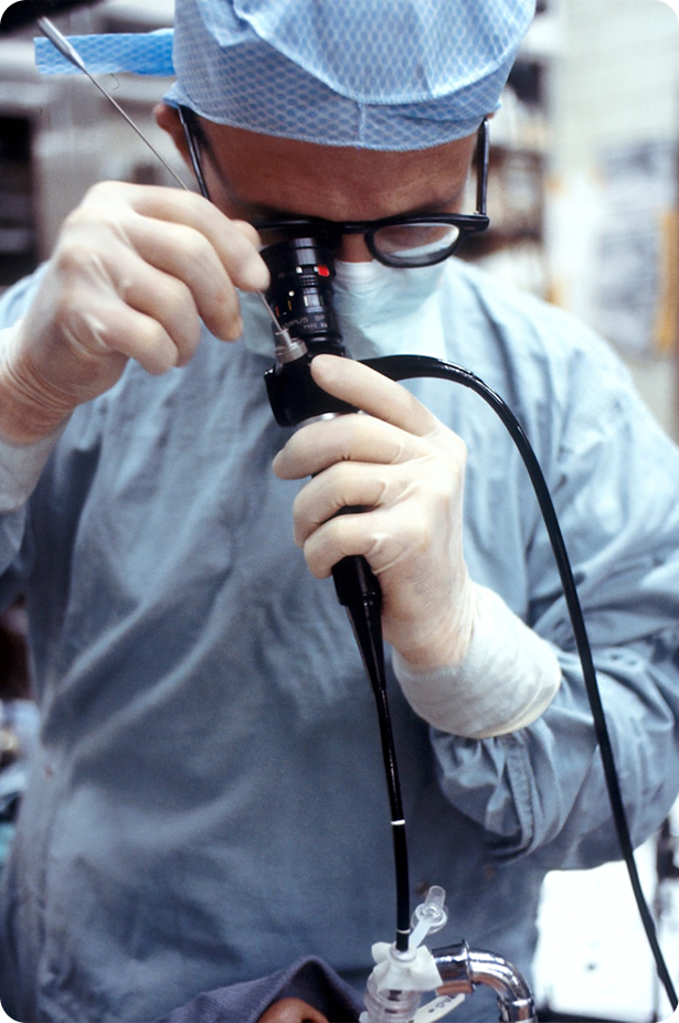 Médico especialista realizando procedimiento endoscópico con equipo médico avanzado