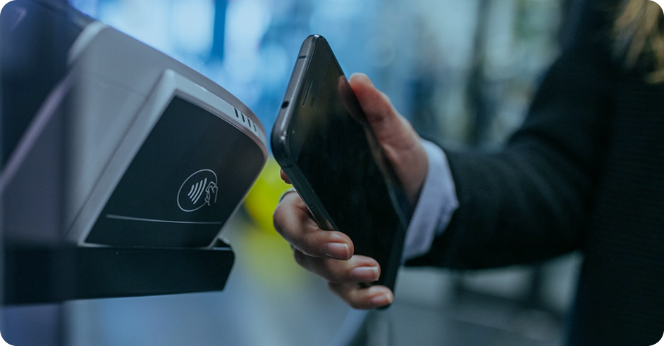 Pago sin contacto con teléfono móvil en terminal de cobro Pago sin contacto con teléfono móvil en terminal de cobro