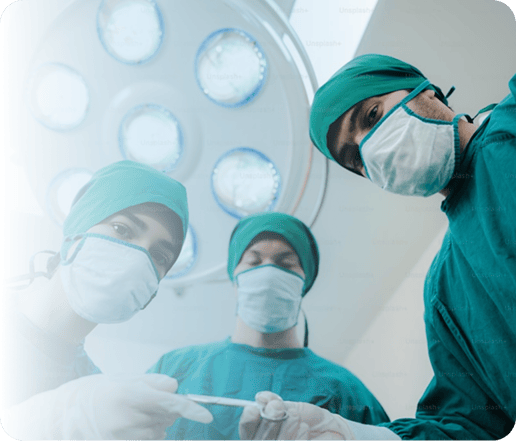 Equipo de cirujanos con mascarillas y gorros quirúrgicos en sala de operaciones