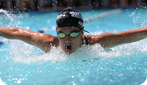 Nadadora profesional compitiendo en piscina estilo mariposa