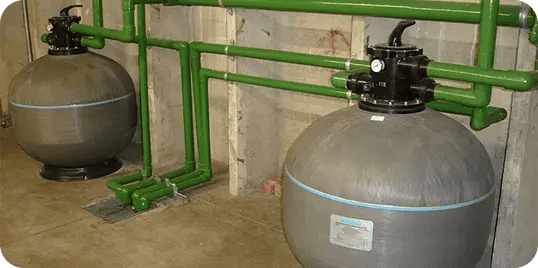 Sistema de filtración de agua con tuberías verdes.
