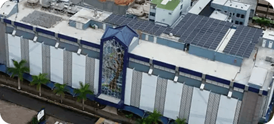 Vista aérea de edificio con paneles solares en el techo.