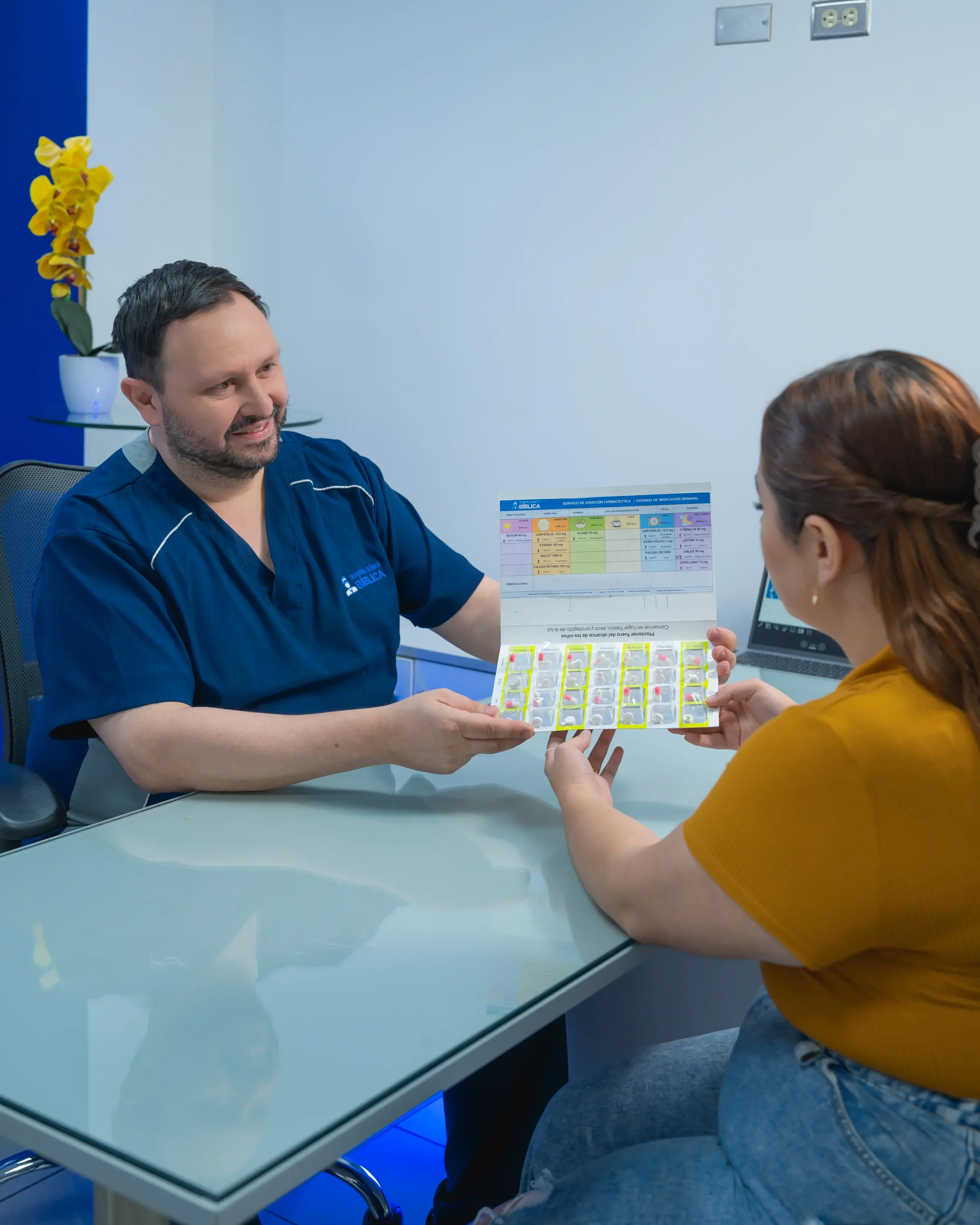 Nutricionista mostrando plan alimenticio personalizado a paciente en consulta clínica.
