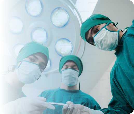 Equipo de cirujanos con mascarillas y gorros quirúrgicos en sala de operaciones Equipo de cirujanos con mascarillas y gorros quirúrgicos en sala de operaciones