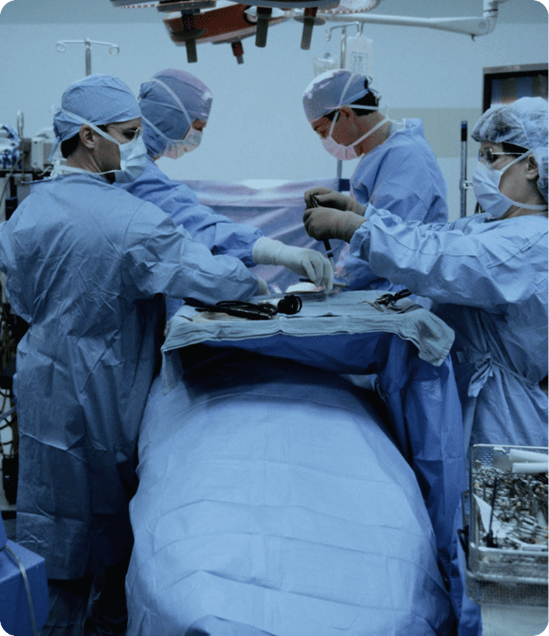 Médicos realizando cirugía en quirófano con equipo especializado