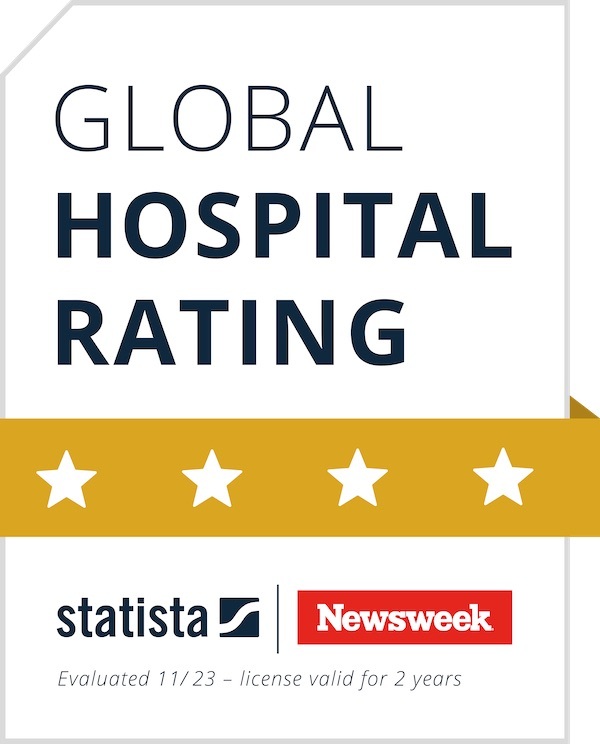 Distintivo Global Hospital Rating otorgado por Statista y Newsweek con cinco estrellas doradas.