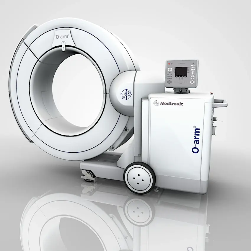 Equipo médico de imagen O-arm de Medtronic utilizado para obtener imágenes tridimensionales en procedimientos quirúrgicos.