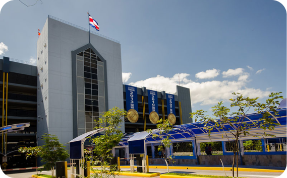 Fachada principal de la sede central de la Clínica Bíblica en San José con bandera de Costa Rica.