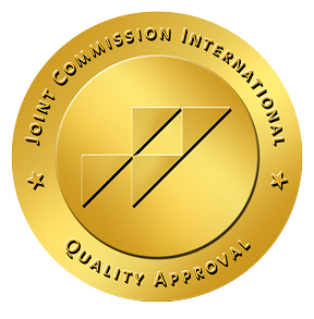 Sello dorado de acreditación de la Joint Commission International con la leyenda “Quality Approval”.